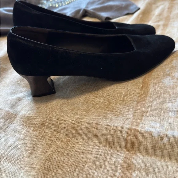 Salvatore Ferragamo Women's Black Suede Kitten Heel Elegant - Picture 2 of 11